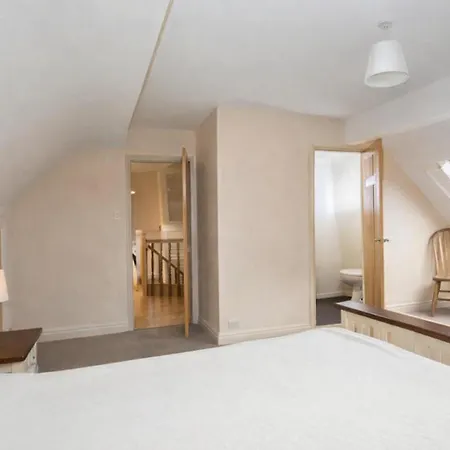 Prázdninový dům 4 Bedroom House By Travel Lets Homes With Beautiful Ocean View *